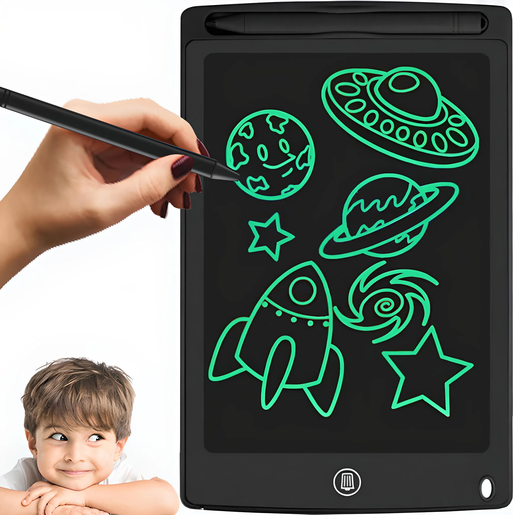 Eine Hand mit Stift zeichnet Weltraumbilder auf eine schwarze digitale Zeichenfläche. Ein Kind lächelt darunter.