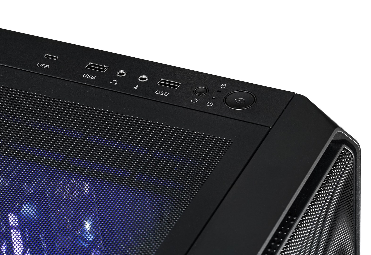Czarna obudowa komputera z portami USB, przyciskiem zasilania i siatkowym przodem. Niebieskie światło widoczne przez siatkę.