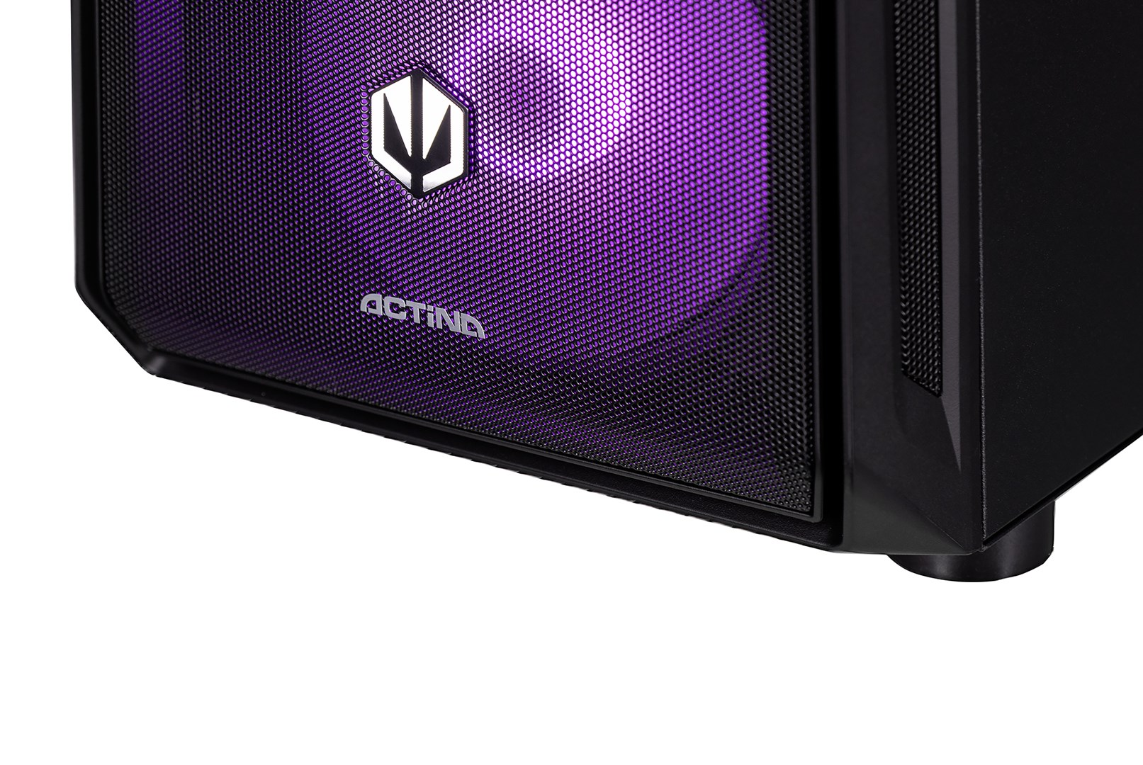 Zbliżenie obudowy komputera z podświetlanym na fioletowo panelem przednim, logo 'ACTINA' i białym emblematem.