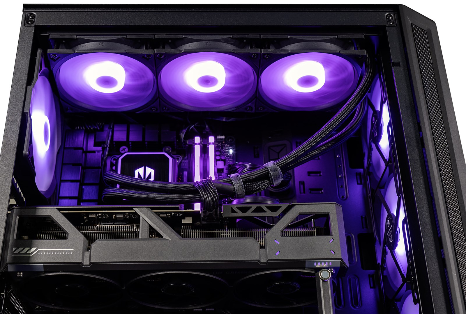 Wnętrze obudowy komputera z fioletowymi wentylatorami LED i komponentami. Widoczna karta graficzna, chłodnica procesora i płyta główna.