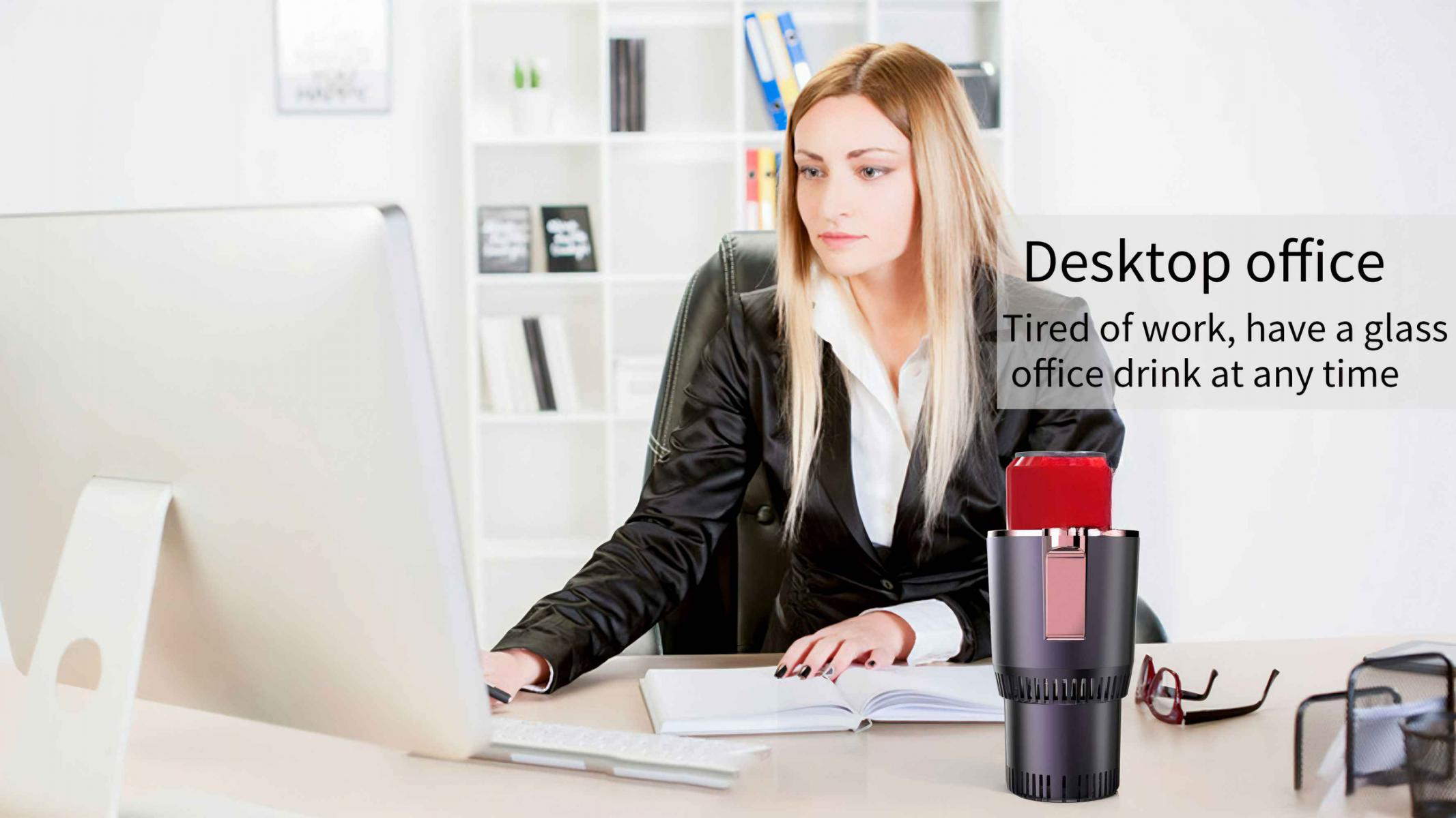 Eine Frau sitzt an einem Schreibtisch und arbeitet an einem Computer. Auf dem Schreibtisch befindet sich ein Getränkehalter mit einer roten Dose.