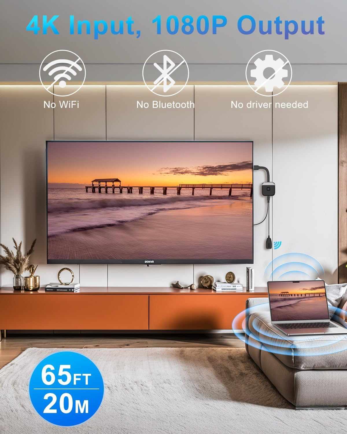 Ein Fernseher zeigt eine Sonnenuntergangsszene am Strand. Ein Laptop auf einer Couch sendet ein Signal. Die Überschrift lautet 4K-Eingang und 1080P-Ausgang.