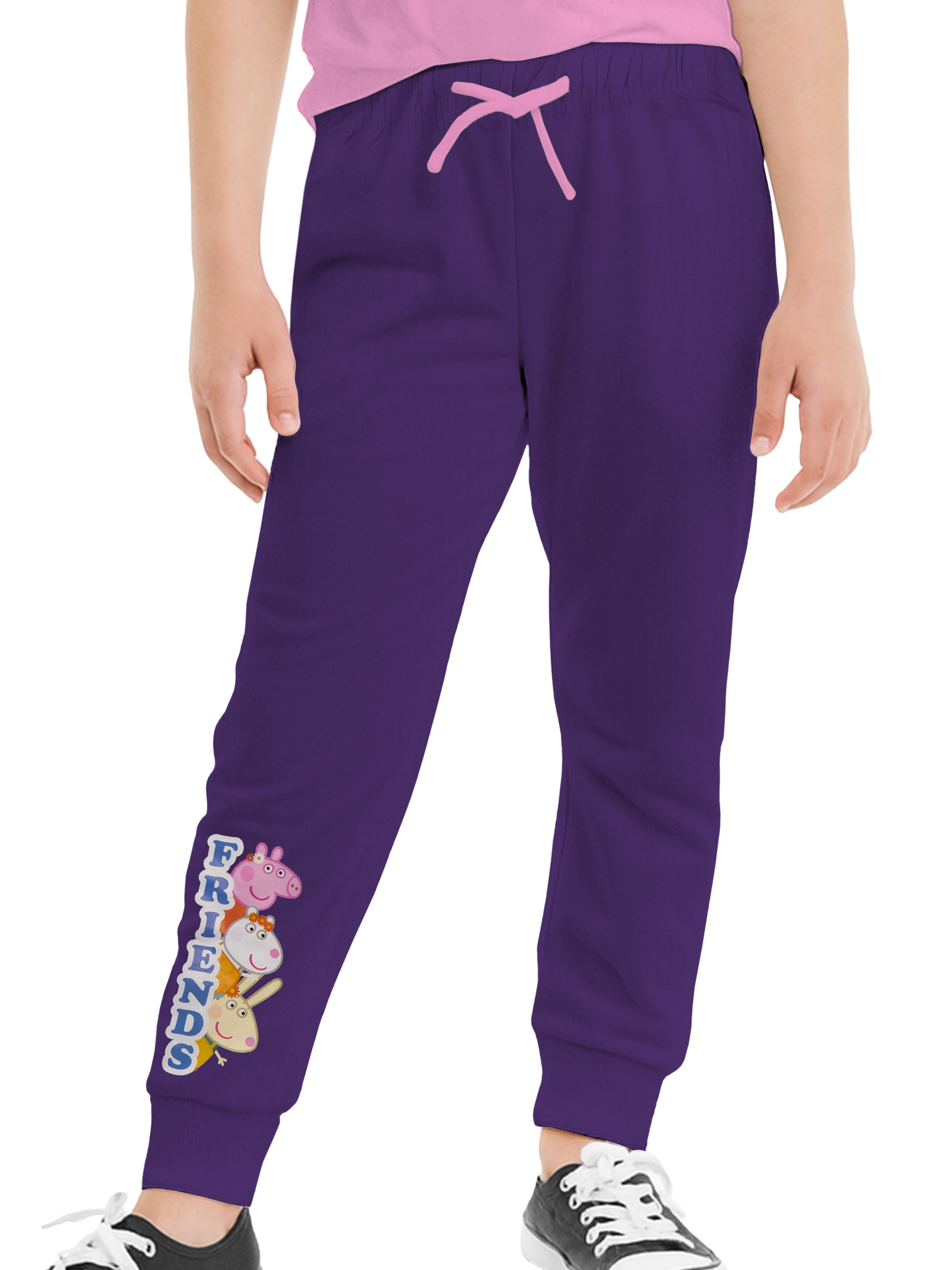 Ein Kind in lila Hose mit Peppa Wutz-Design und pinkem Shirt. Die Hose hat einen Kordelzug.