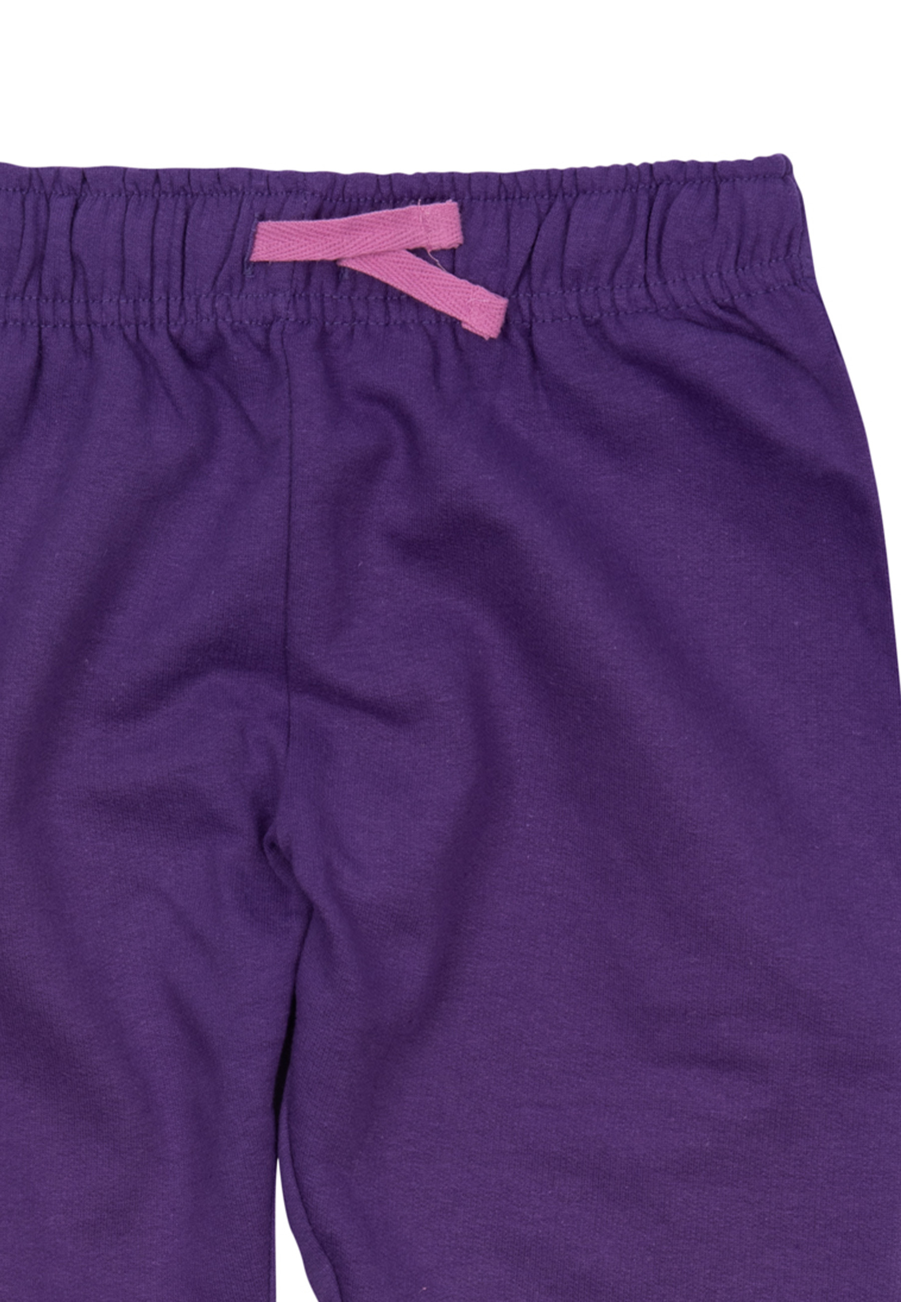 Nahaufnahme einer lilafarbenen Jogginghose mit rosa Kordelzug. Der Bund ist gerippt.