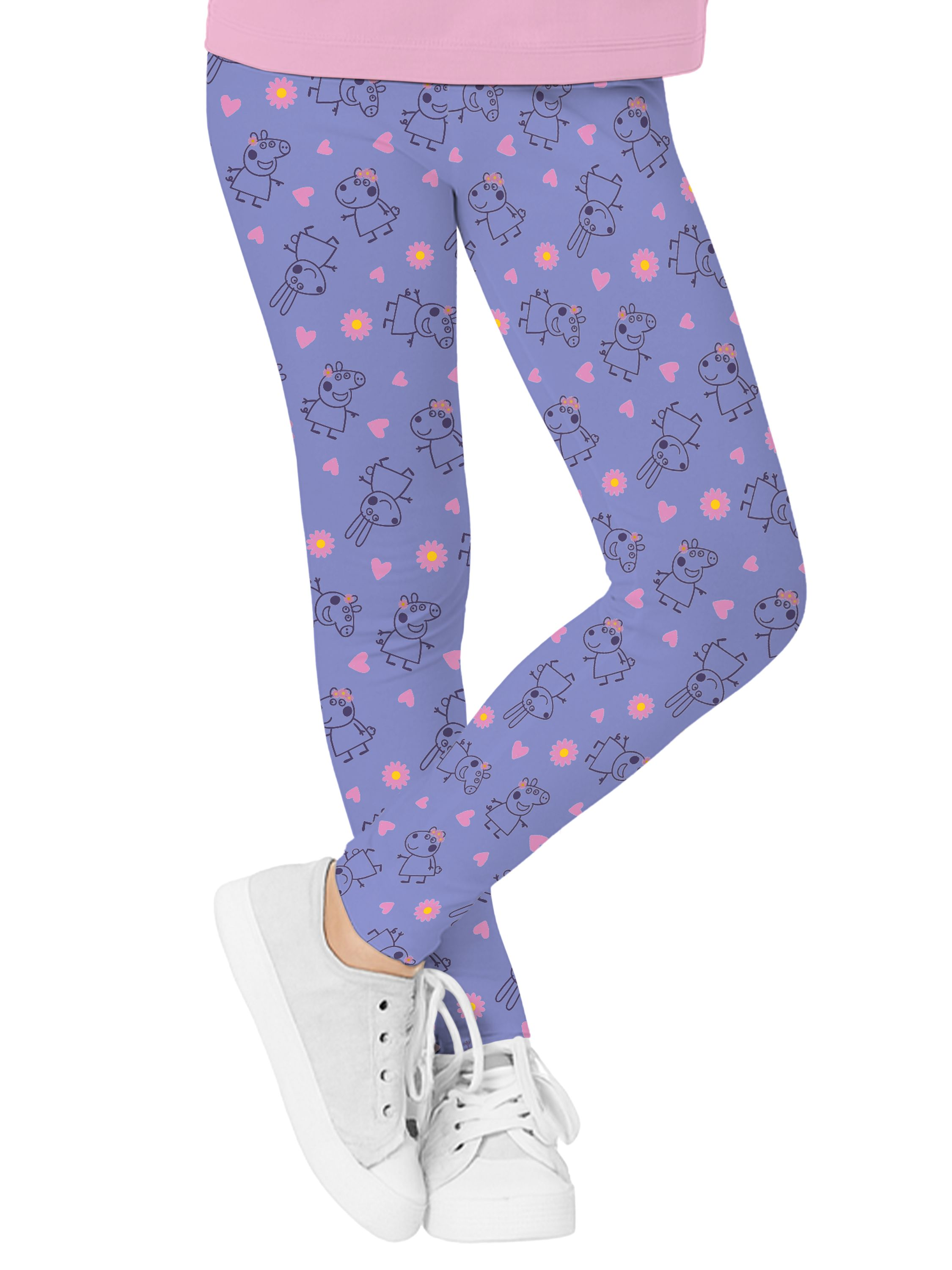 Leggings mit Schweine-Cartoonfiguren und Herzen. Weiße Turnschuhe sind an den Füßen. Ein rosa Hemd ist sichtbar.