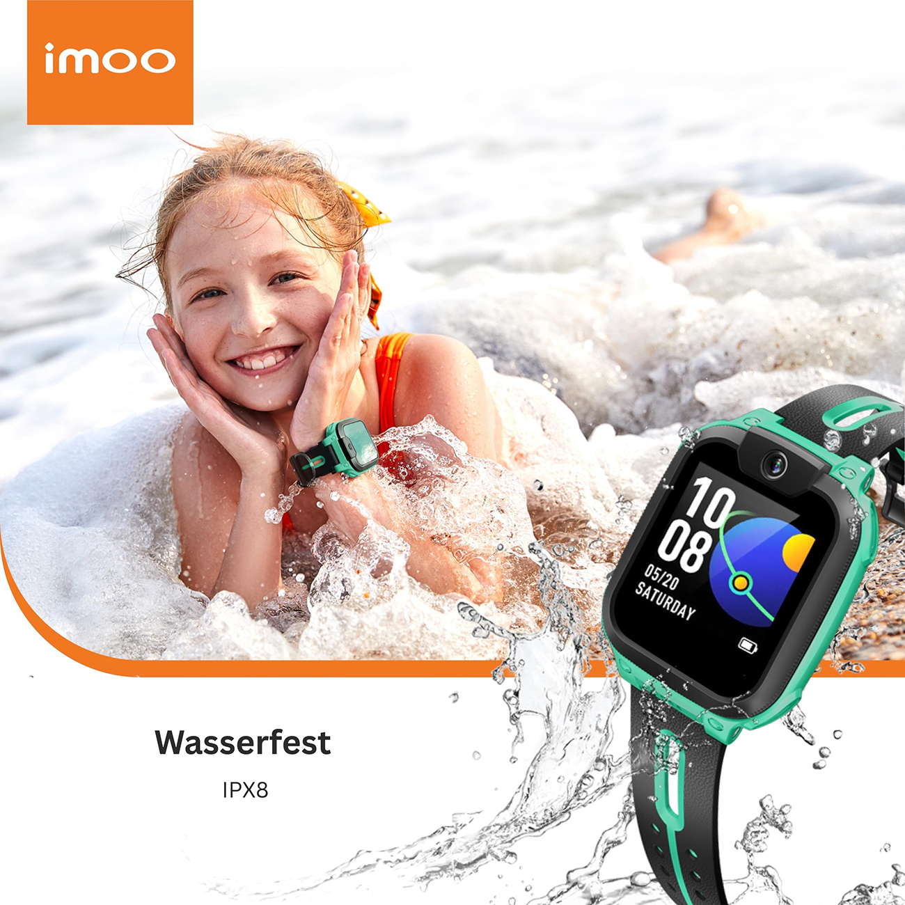 Ein Mädchen lächelt im Wasser und trägt eine Uhr. Die Uhr zeigt Datum, Kamera und Akku. Der Hintergrund ist ein Strand.