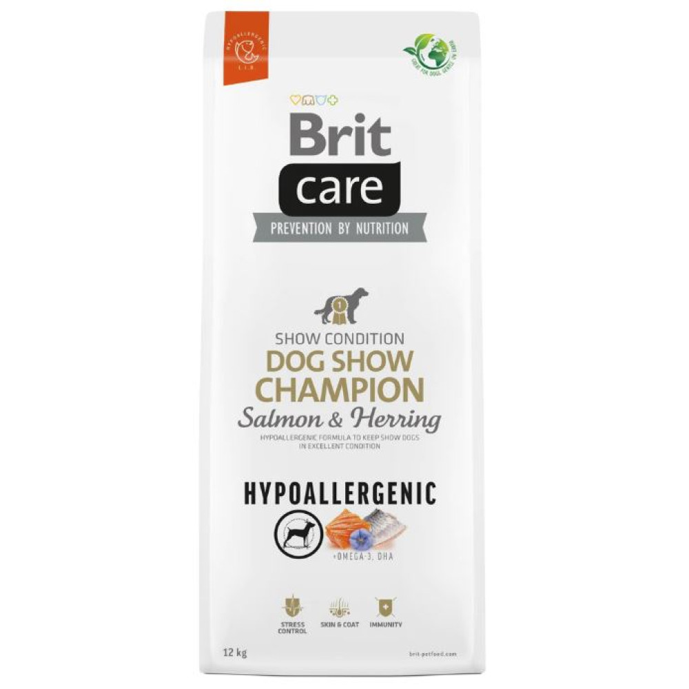 Biała torba na karmę dla psów. Zawiera markę 'Brit care' i słowa 'Dog Show Champion Łosoś & Śledź'.