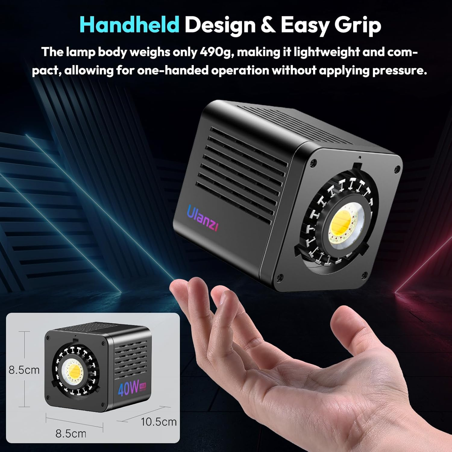 Una luz LED negra con forma de cubo se sostiene en una mano. Las dimensiones se muestran en la parte inferior. El fondo es oscuro con acentos azules.