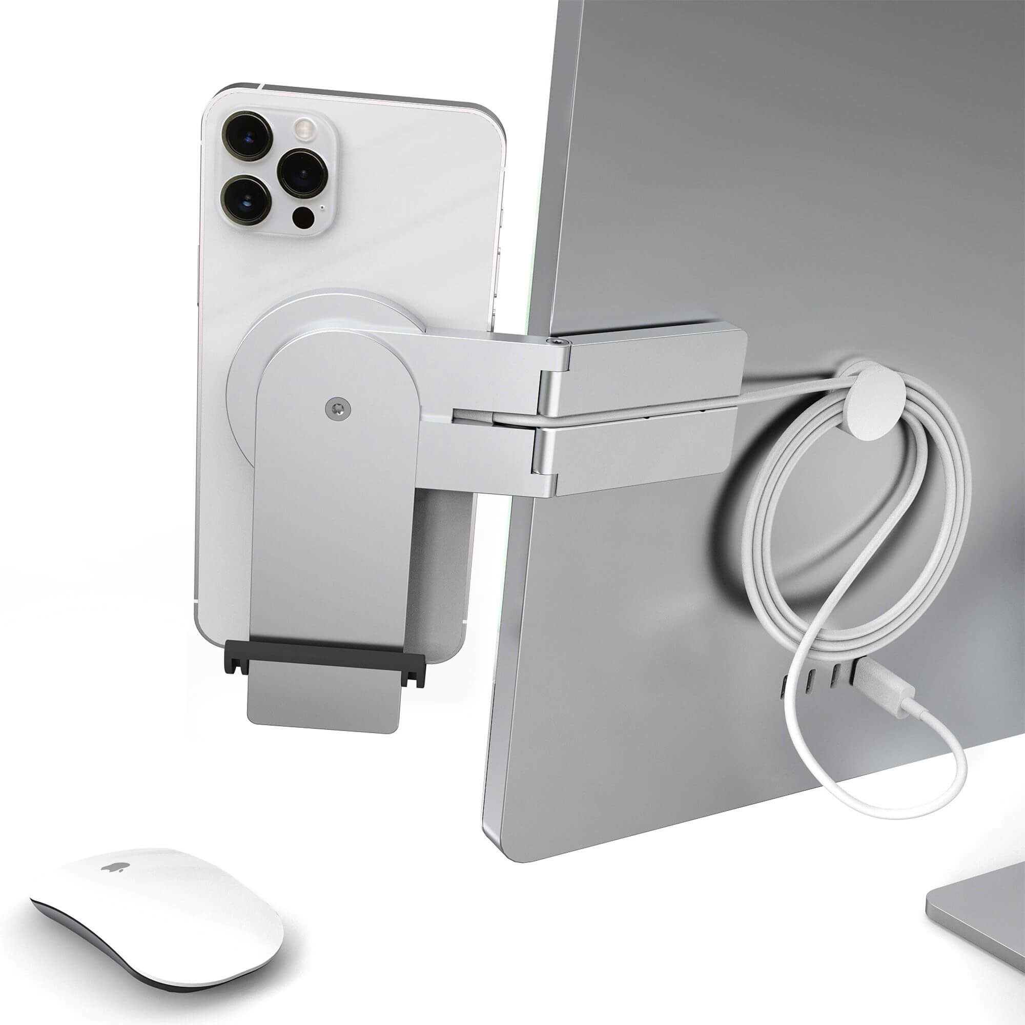Ein weißes iPhone ist an einem silbernen Ständer befestigt, der an einem Computerbildschirm befestigt ist. Eine weiße Maus befindet sich unten links.