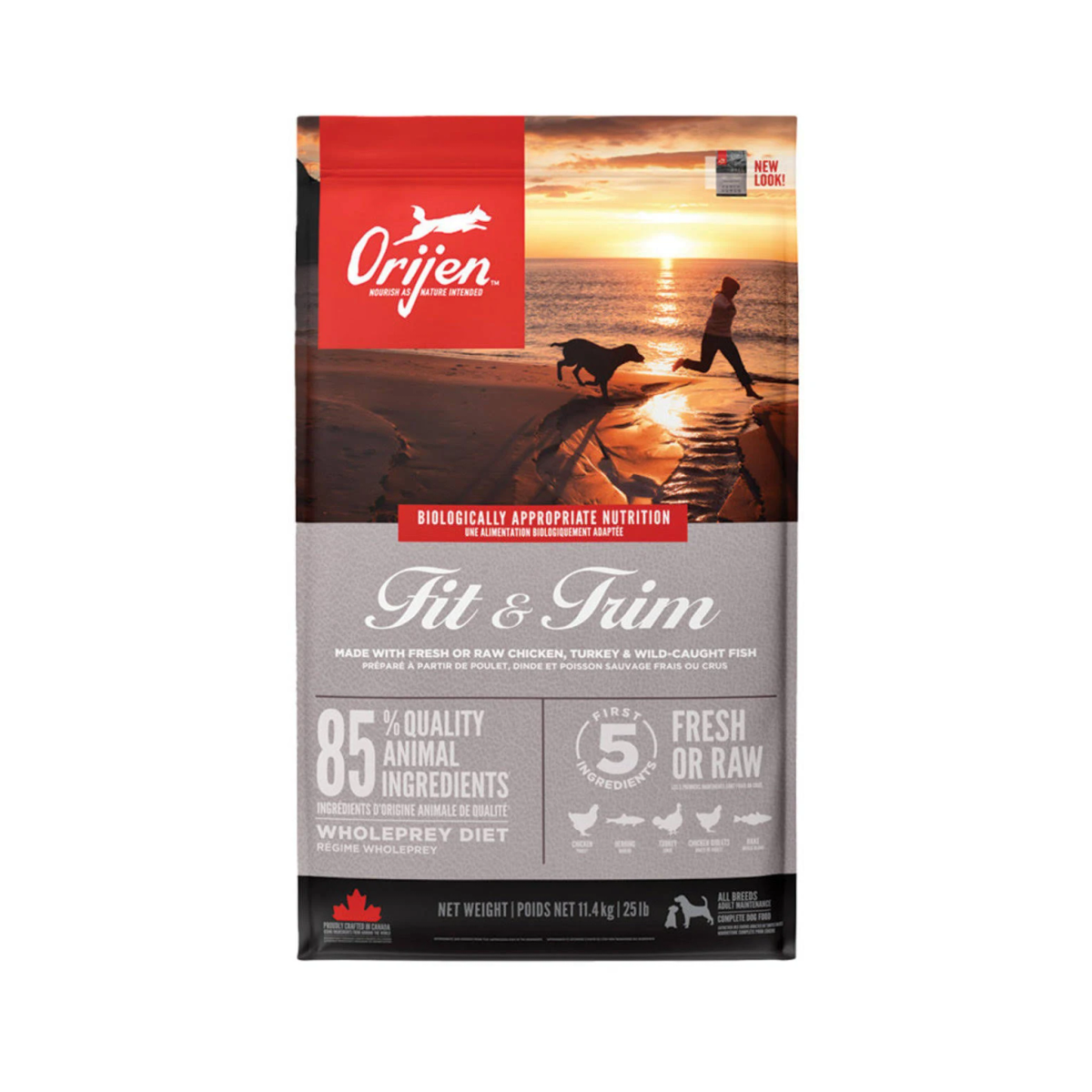 Torba z karmą dla psów ze sceną na plaży. Osoba biegnie z psem. Słońce zachodzi. Tekst zawiera 'Fit & Trim' i '85% składników zwierzęcych'.