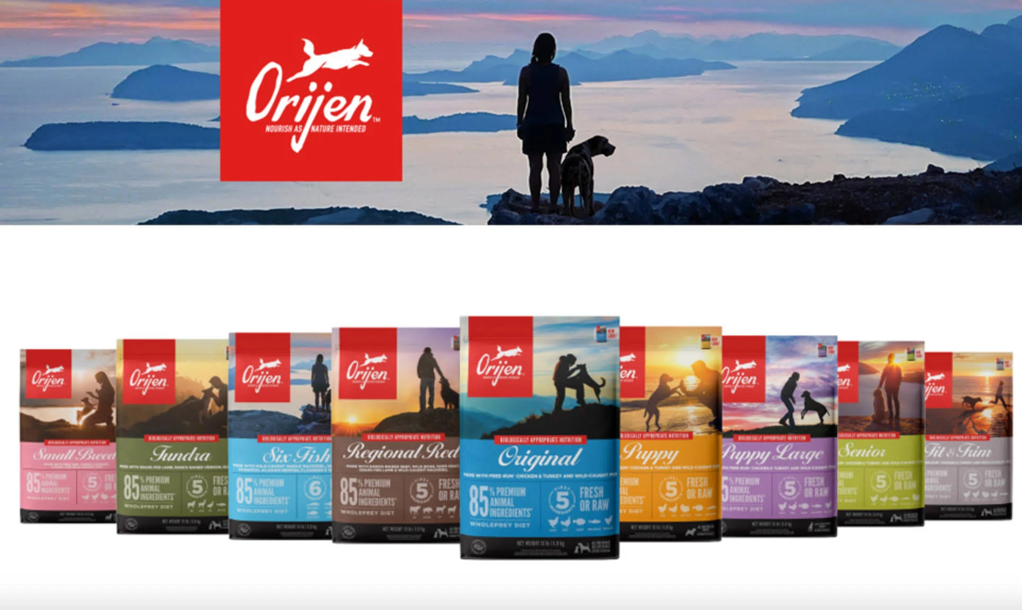 Osoba i pies stoją na górze. Poniżej wyświetlane są torby z karmą dla psów Orijen.