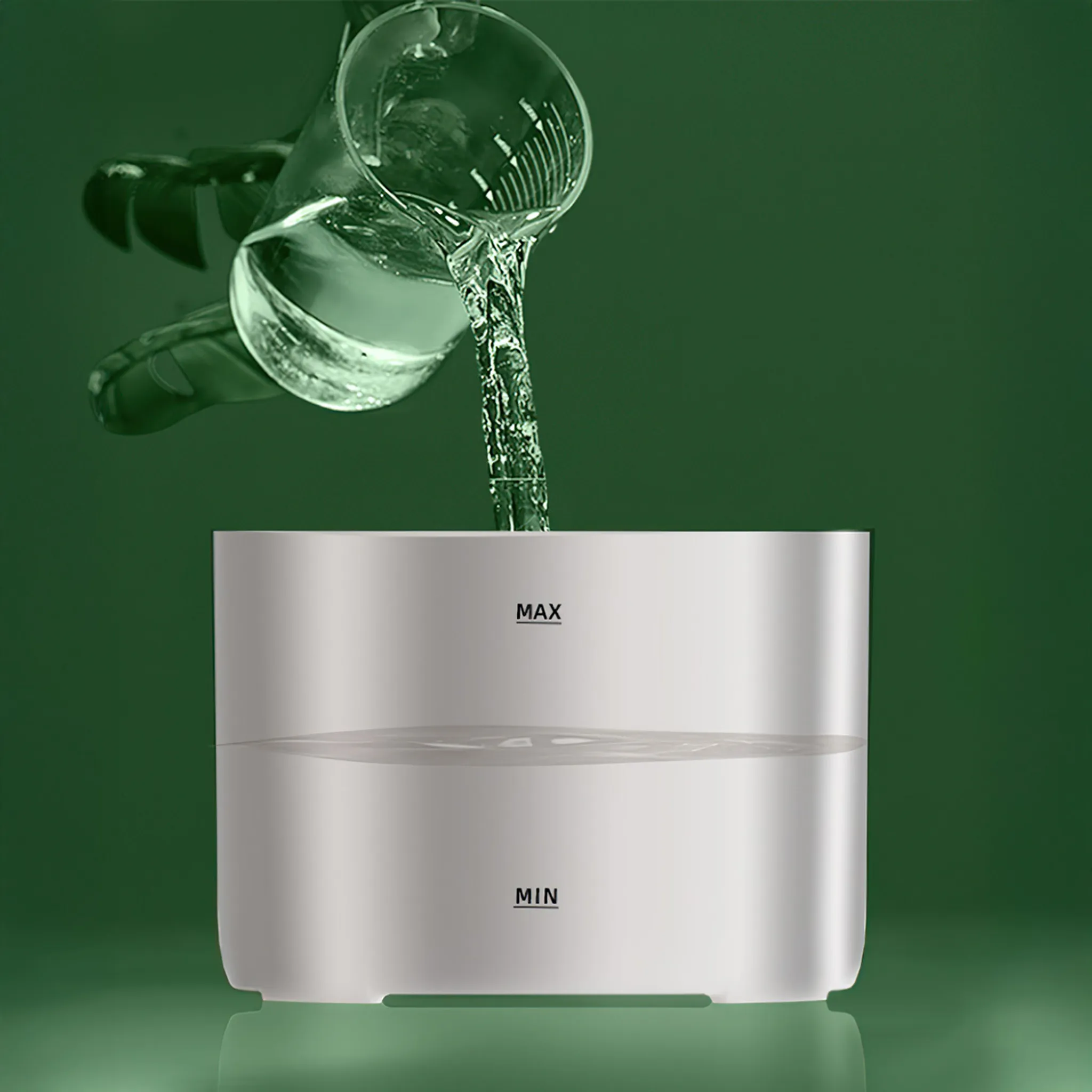 Wasser gießt aus einem Glas in einen silbernen Behälter. Der Wasserstand ist in der Mitte. Grüner Hintergrund.