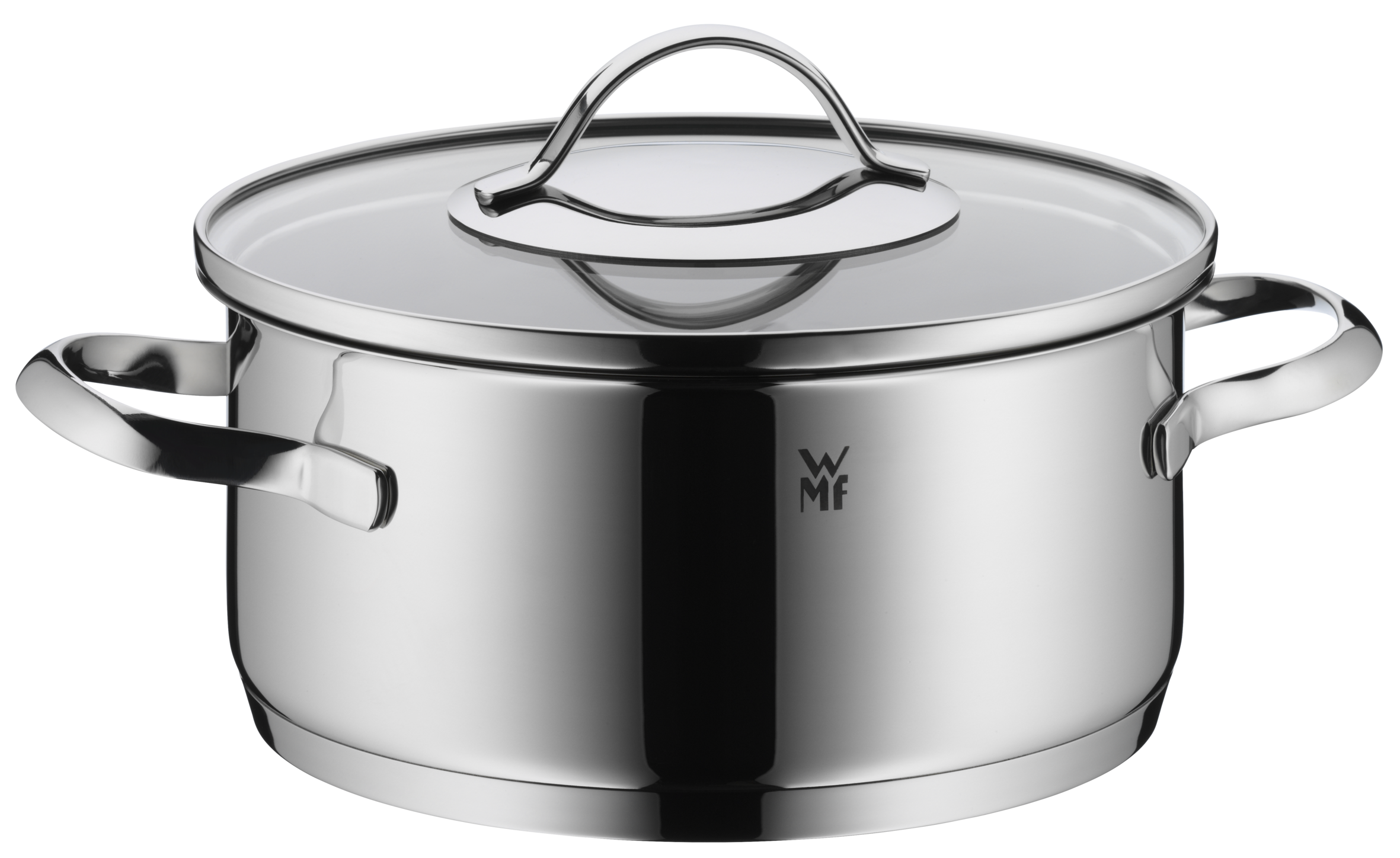 Une casserole brillante en acier inoxydable avec un couvercle en verre et une poignée, sur fond noir. Le logo WMF est visible.