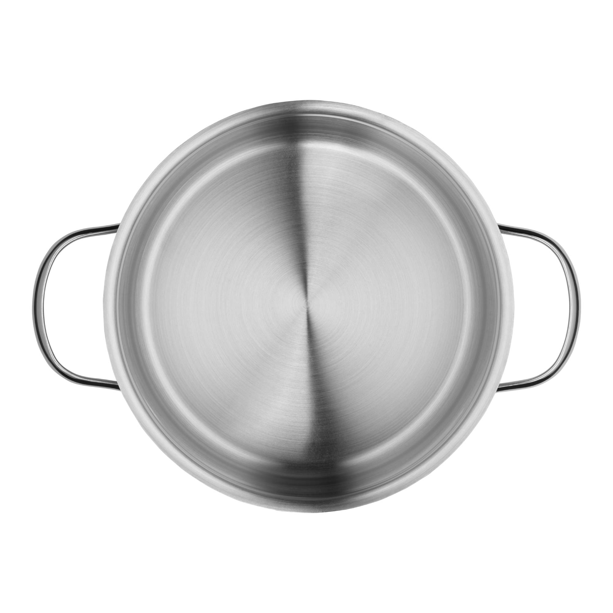 Une casserole en acier inoxydable, vue de dessus. Elle a deux poignées et un intérieur réfléchissant. Le fond est blanc.