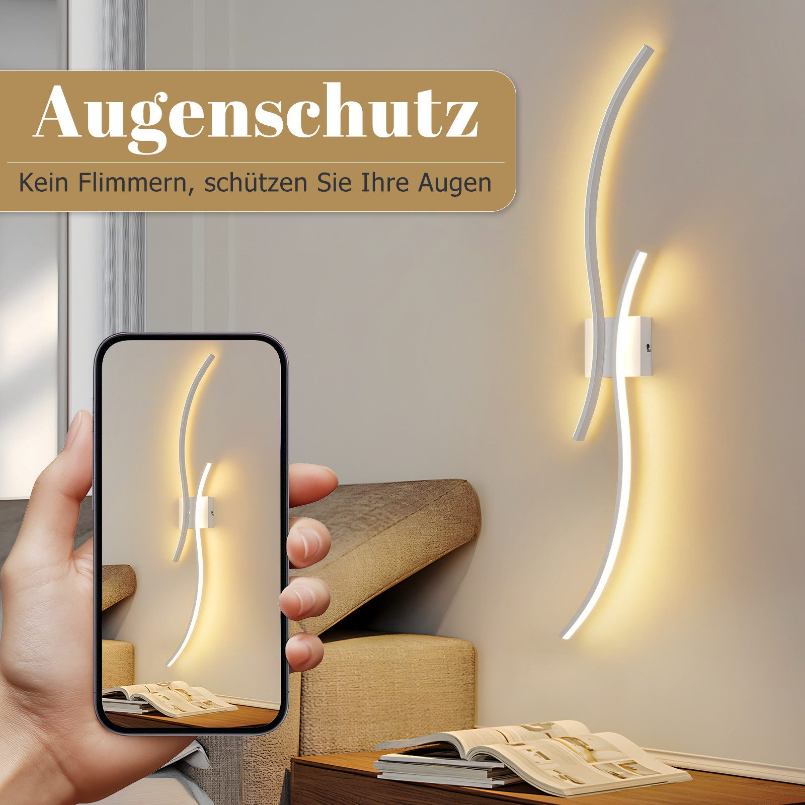 Una mano tiene un telefono che mostra una lampada da parete. La lampada è bianca, curva e illuminata. Lo sfondo mostra una lampada a muro.
