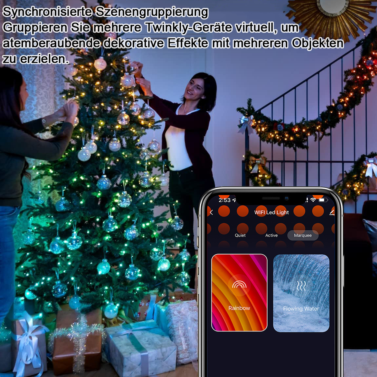 Zwei Frauen schmücken einen Weihnachtsbaum mit Ornamenten und Lichtern. Ein Smartphone zeigt Lichteinstellungen.