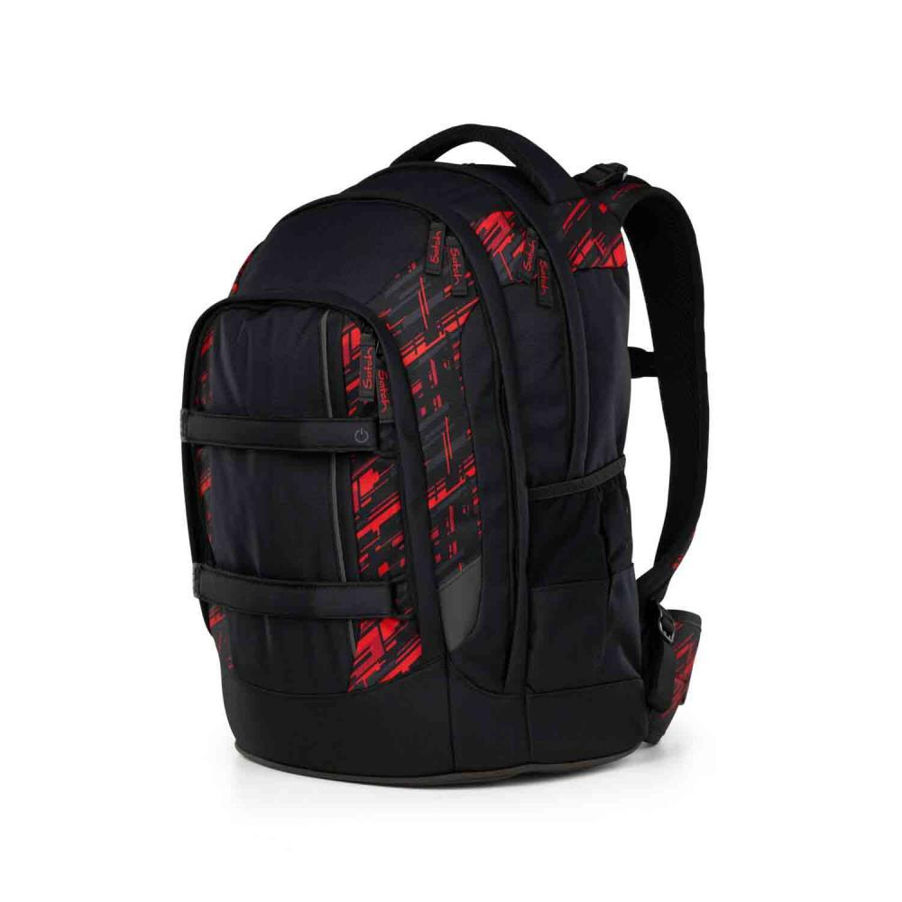 Schwarzer Rucksack mit roten geometrischen Mustern. Mit Schultergurten, einem oberen Griff und mehreren Fächern. Isoliert auf Weiß.