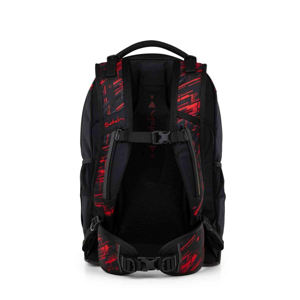 Ein schwarzer Rucksack mit roten Akzenten. Hat verstellbare Träger und einen Griff. Die Marke 'satch' ist sichtbar.