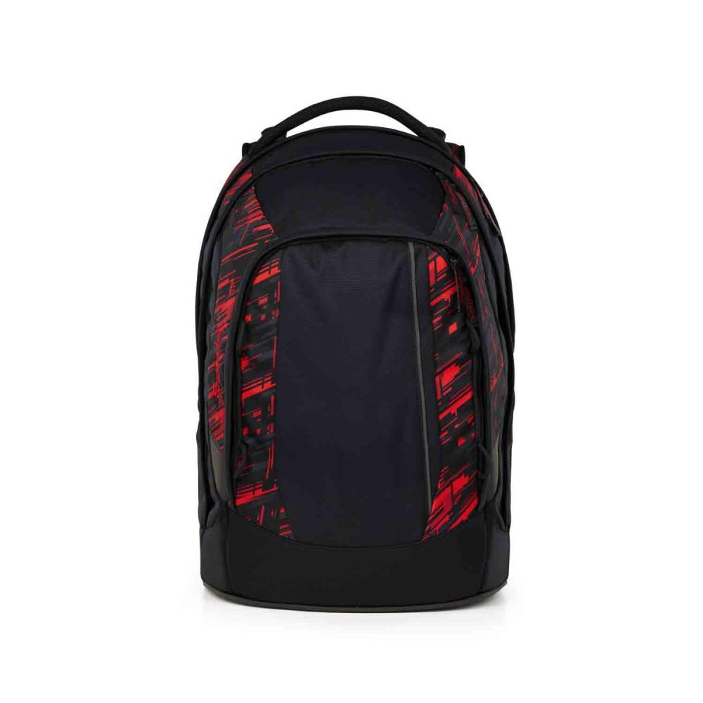 Ein schwarzer Rucksack mit roten abstrakten Mustern. Er hat einen Griff oben und ist vor weißem Hintergrund.