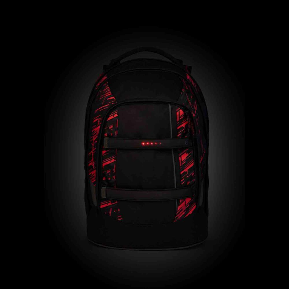 Schwarzer Rucksack mit roten Akzenten und Streifen, mit einem leuchtenden roten Lichtbalken auf der Vorderseite. Dunkler Hintergrund.