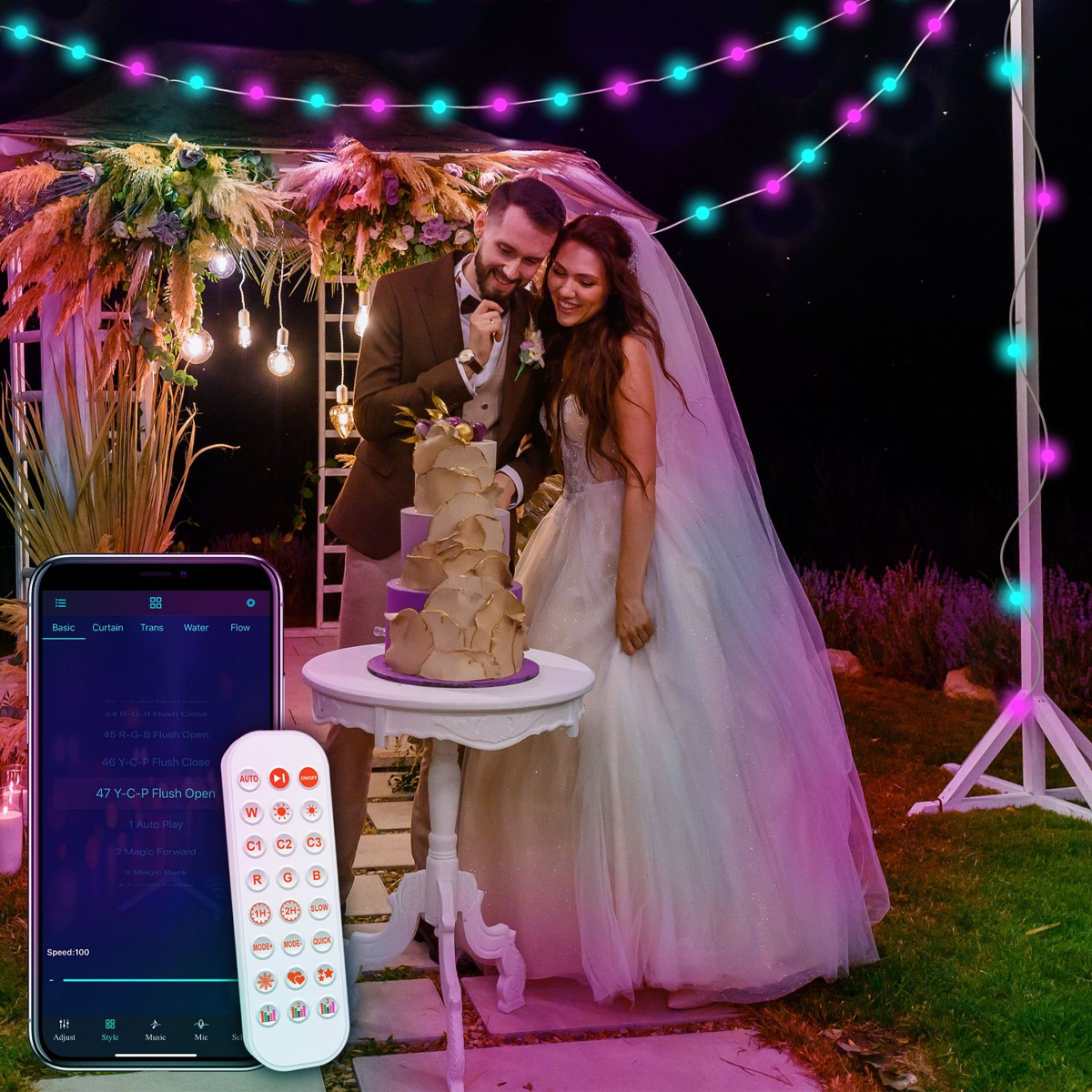 Ein Paar schneidet nachts eine Hochzeitstorte an. Lichterketten und ein Pavillon befinden sich im Hintergrund. Ein Telefon und eine Fernbedienung sind im Vordergrund.