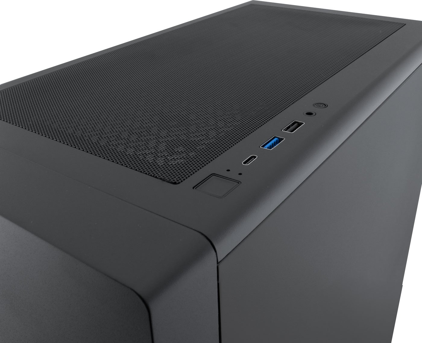 Primer plano de una caja de ordenador negra. Tiene una parte superior de malla y varios puertos, incluido USB. El panel frontal tiene puertos de alimentación y USB.