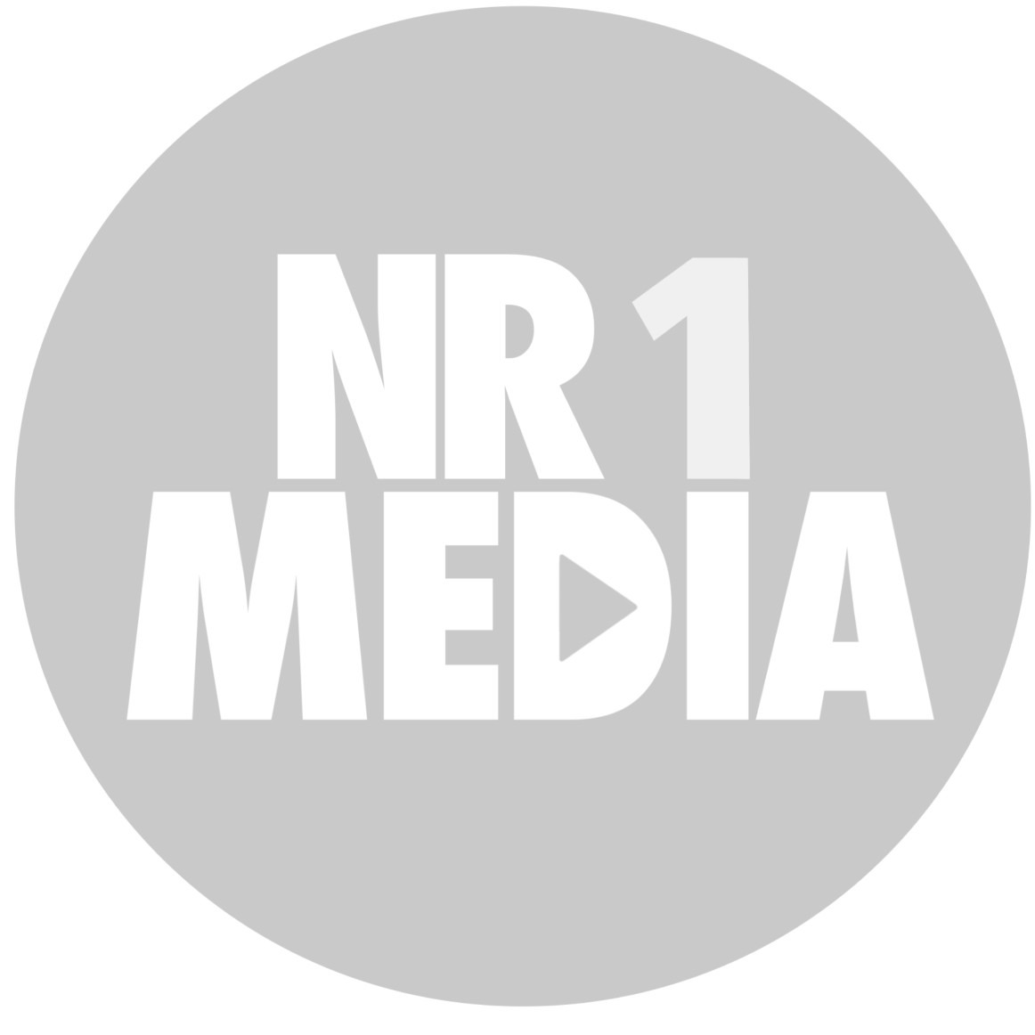 Un cerchio grigio contiene il testo bianco 'NR1 MEDIA'. La 'D' in MEDIA ha un'icona di pulsante play. Lo sfondo è bianco.