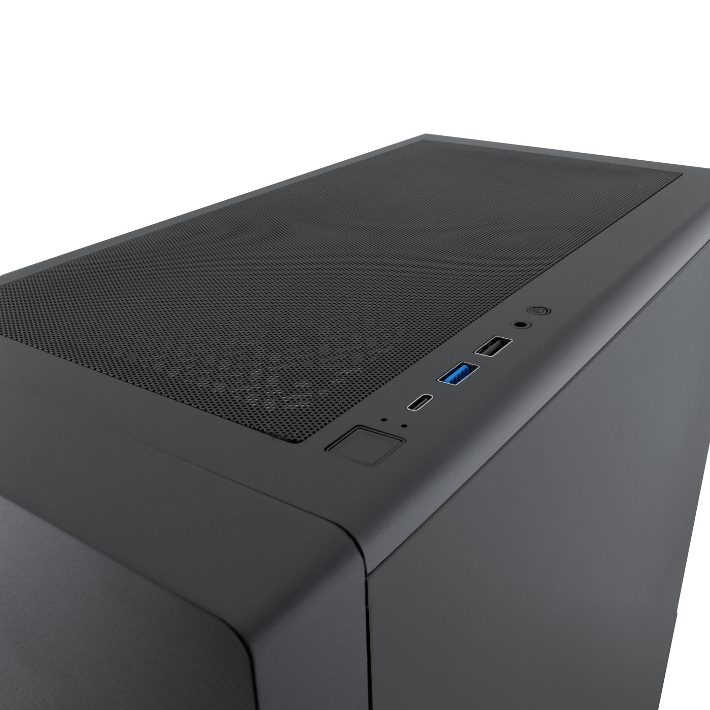 Primer plano de una caja de ordenador negra. La parte superior tiene un panel de malla. Los puertos USB y el botón de encendido son visibles. Fondo blanco.