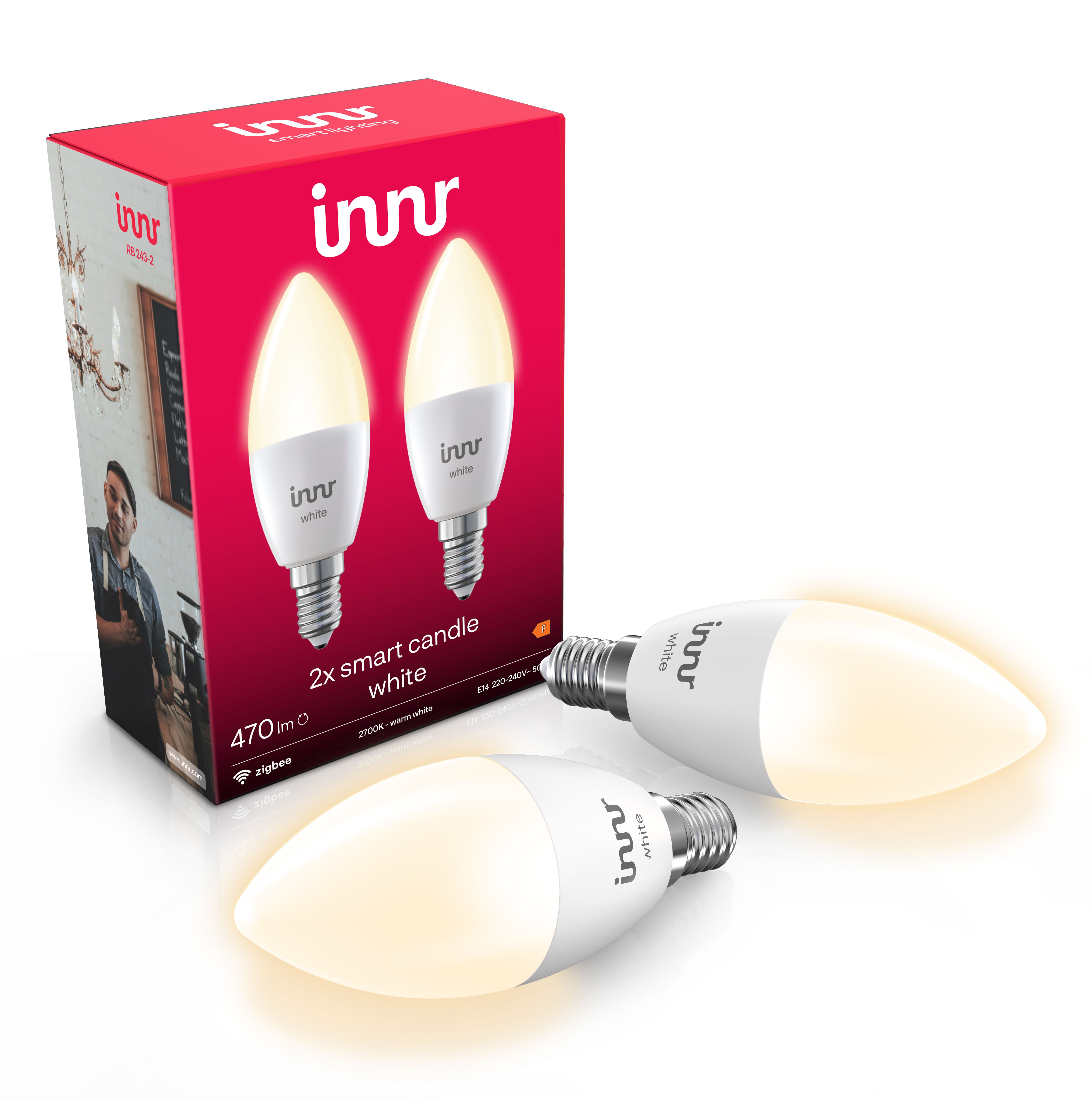 Une prise de vue du produit montre deux ampoules à bougie intelligentes, avec leur emballage. Les ampoules sont blanches et ont une lueur chaude.