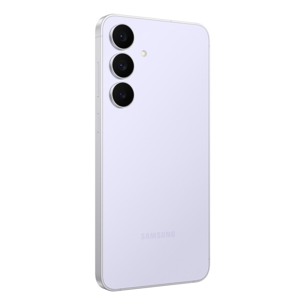 Ein helllila Samsung-Handy mit drei Kameras. Das Samsung-Logo ist sichtbar. Das Telefon ist angewinkelt und zeigt die Rückseite.