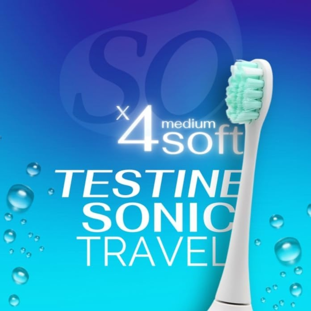 Una testina per spazzolino con setole verdi, manico bianco e testo: 4 morbido, test di viaggio sonico su sfondo blu sfumato.