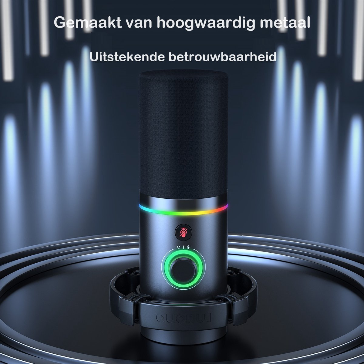 Een slanke, zwarte microfoon met kleurrijke LED-verlichting. Het staat op een donker platform. Bovenstaande tekst luidt: 'Gemaakt van hoogwaardig metaal'.