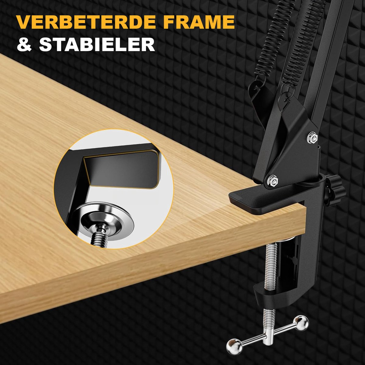 Schwarzer Mikrofonständer an einer Holzoberfläche befestigt. Text: 'VERBETERDE FRAME & STABIELER'. Hintergrund: schwarze Texturwand.