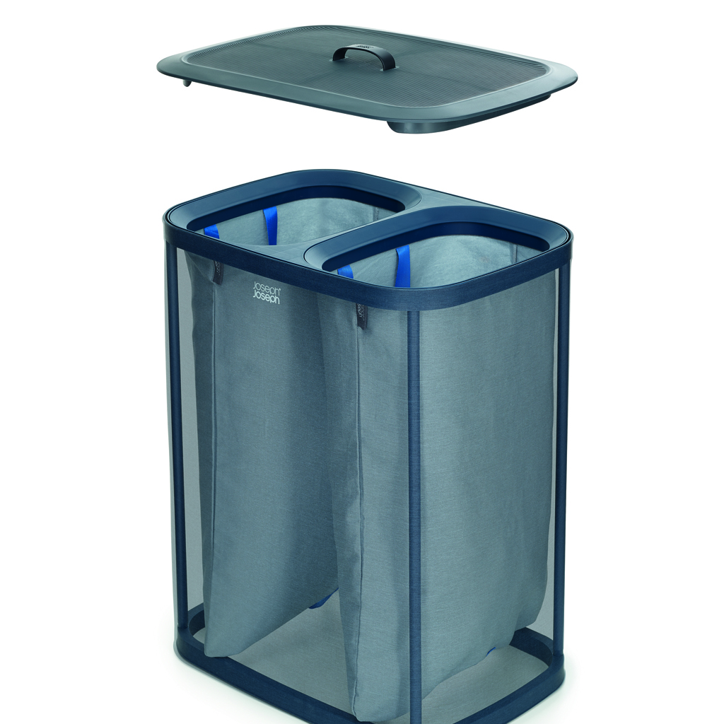 Una cesta de lavandería con tapa. Tiene dos compartimentos. La cesta es gris y azul, de metal y tela.