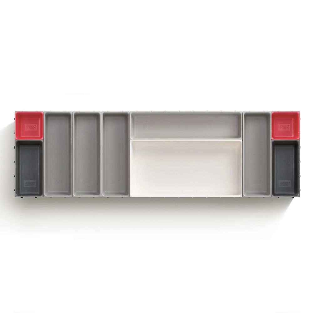 Un conjunto de contenedores de almacenamiento grises, rojos, negros y blancos. Son rectangulares y están dispuestos horizontalmente sobre un fondo blanco.