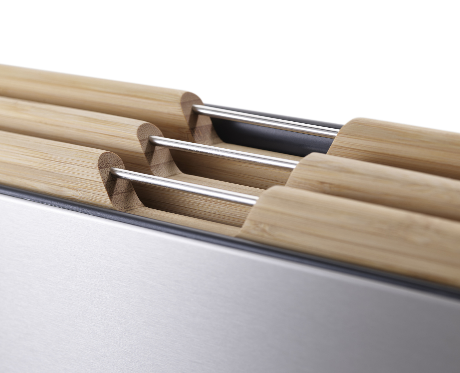 Primer plano de un organizador de cocina. Tiene separadores de bambú, barras de acero inoxidable y una base de metal plateado. Fondo blanco.
