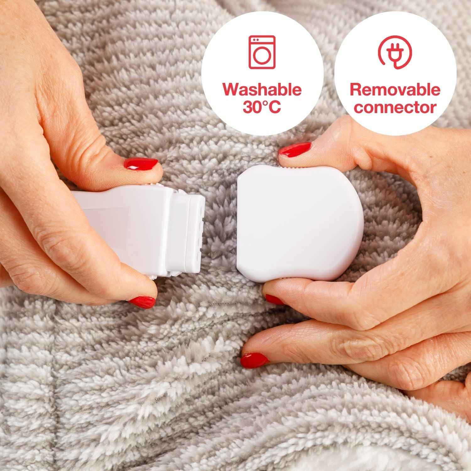 Manos sosteniendo piezas de conector blanco, esmalte de uñas rojo. Texto: Lavable 30°C y conector extraíble.