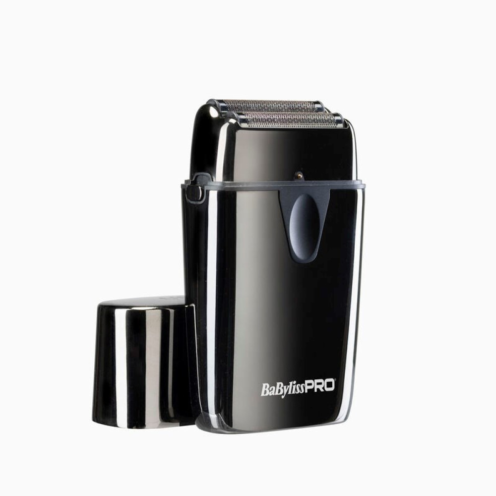 Un rasoio BaBylissPRO nero, con testina argentata e cappuccio a strisce staccato, su sfondo bianco.