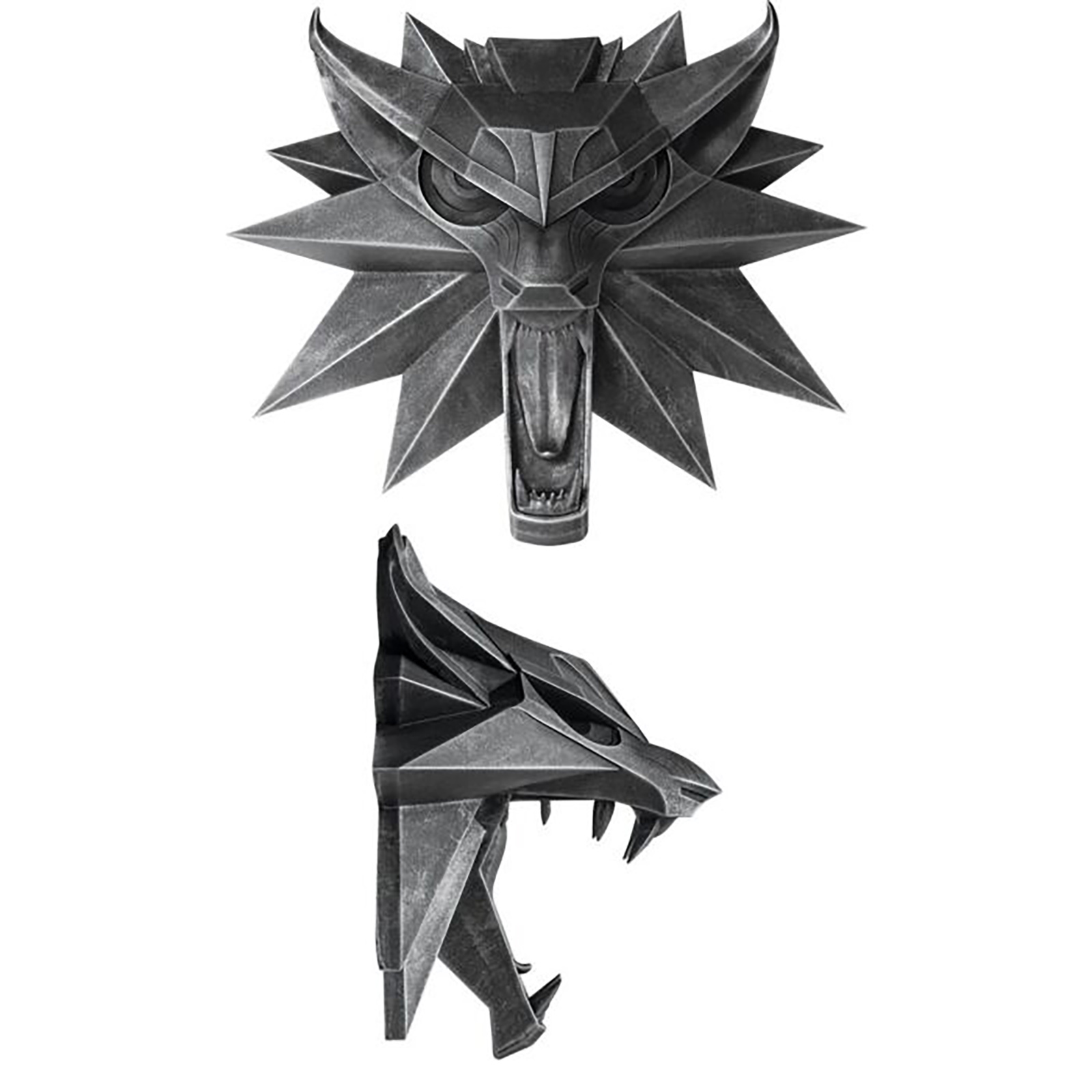 Das Witcher-Medaillon, ein Wolfskopf-Emblem, in zwei Ansichten. Detailliertes graues Metall, kantiges Design, mit offenem Maul und scharfen Zähnen.
