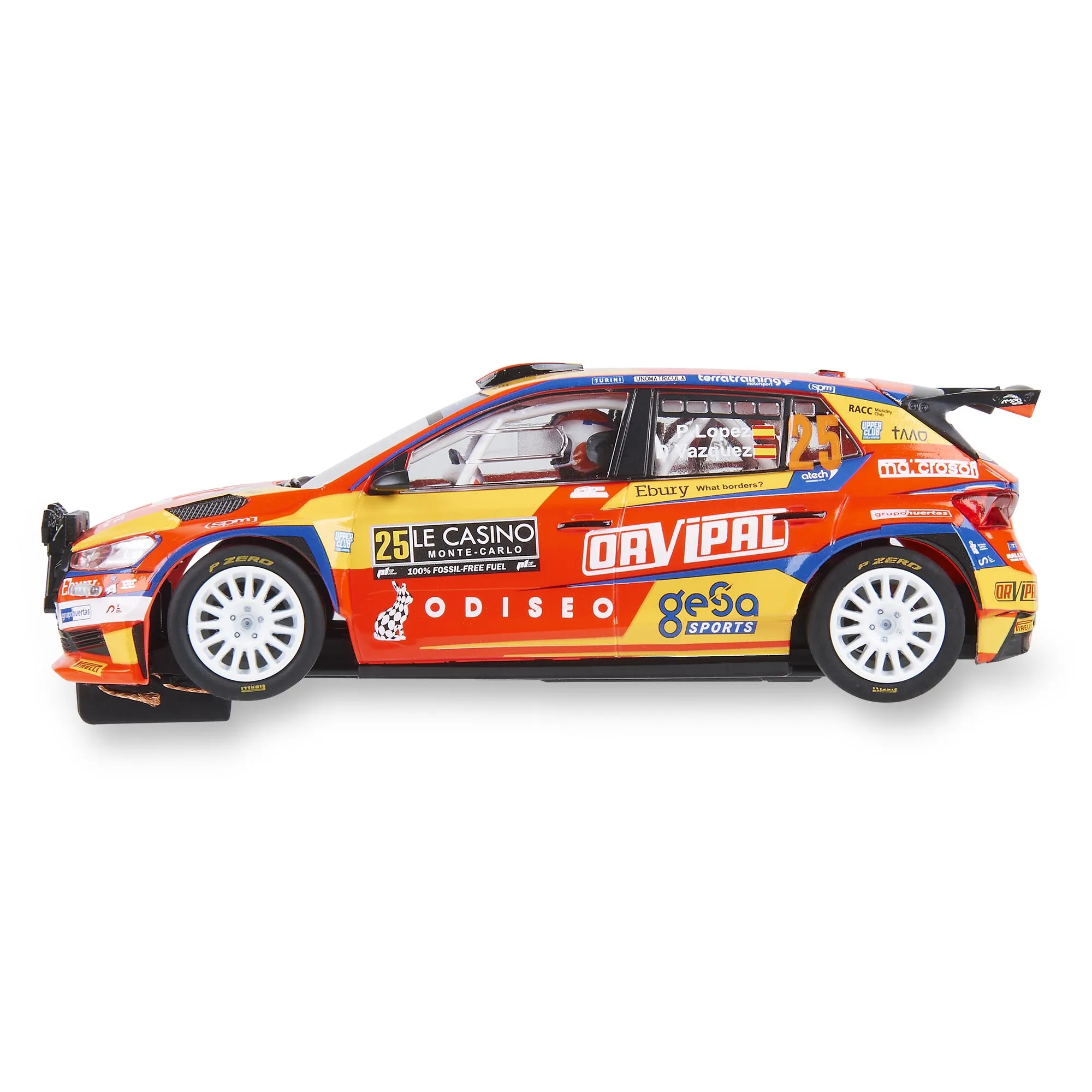Un coche de rally colorido con logotipos de patrocinadores sobre una superficie blanca. El coche tiene pintura roja, amarilla y azul.