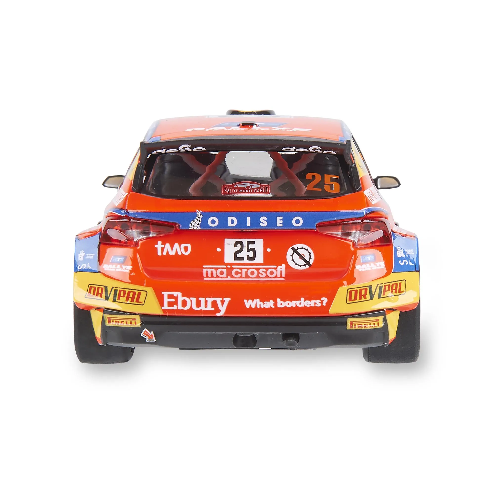 Vista trasera de un coche de carreras rojo y naranja. Tiene el número 25, logotipos de patrocinadores y neumáticos negros. El fondo es blanco.