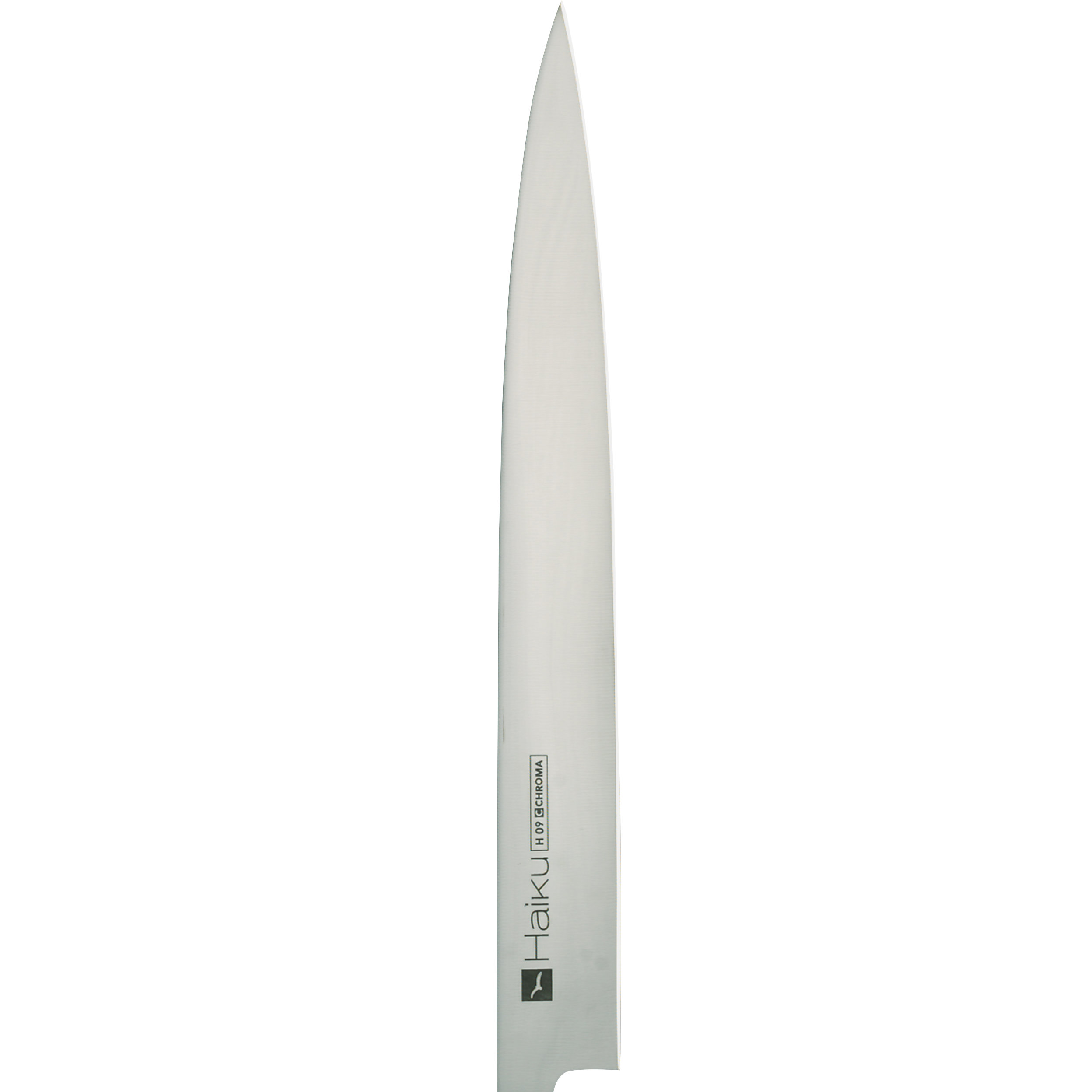 Ein langes, silbernes Messer auf weißem Hintergrund. Das Messer hat eine spitze Spitze und die Marke 'Haiku' ist sichtbar.