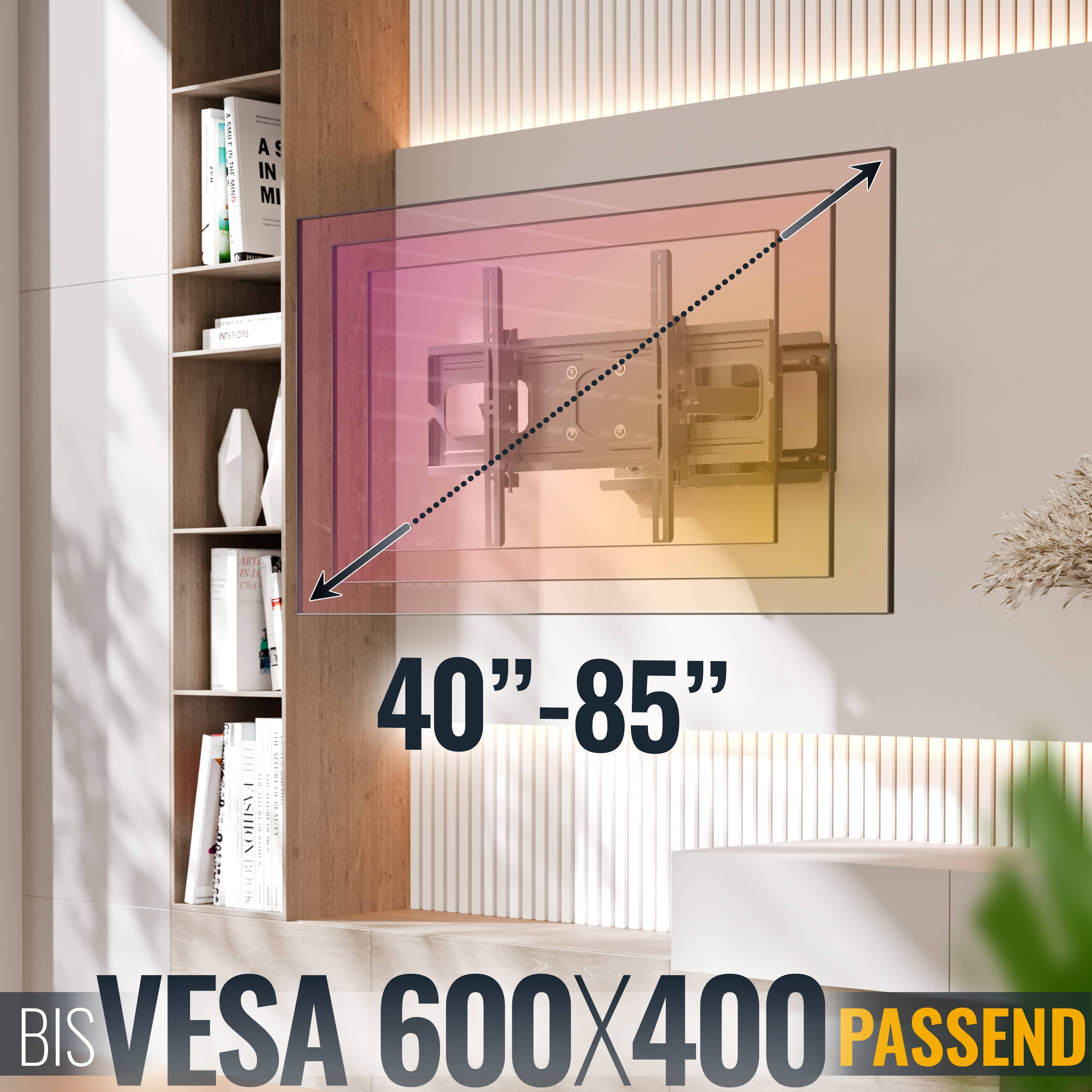 Eine TV-Halterung, die an der Wand angebracht ist und den Bereich 40"-85" und VESA 600x400 zeigt. Bücherregale sind links.