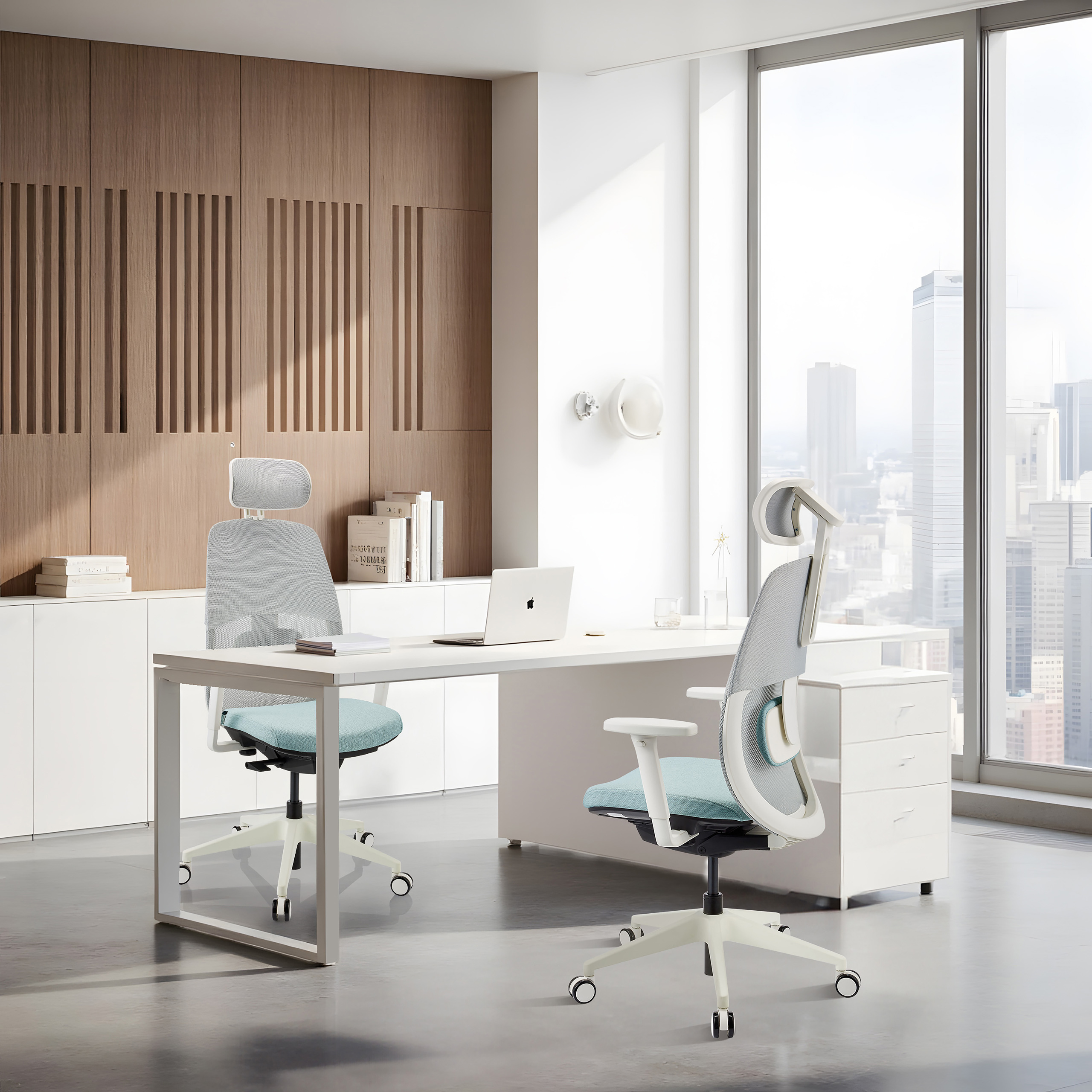 Büro mit Schreibtischen, Stühlen und großen Fenstern mit Stadtblick. Holzverkleidung an der Wand.