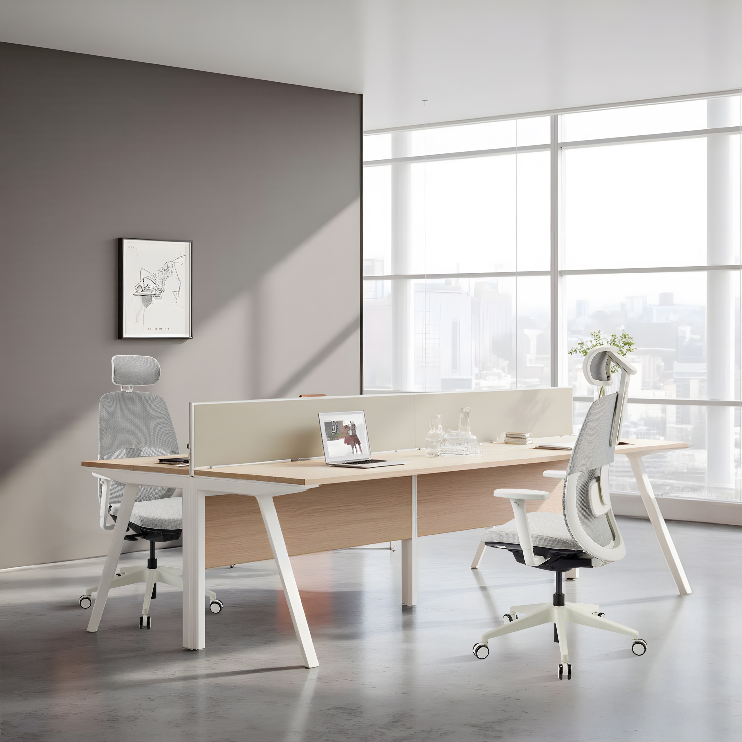 Büro mit Schreibtischen, Stühlen, Laptop und Kunst. Große Fenster zeigen Stadtansichten. Neutrale Farben dominieren.