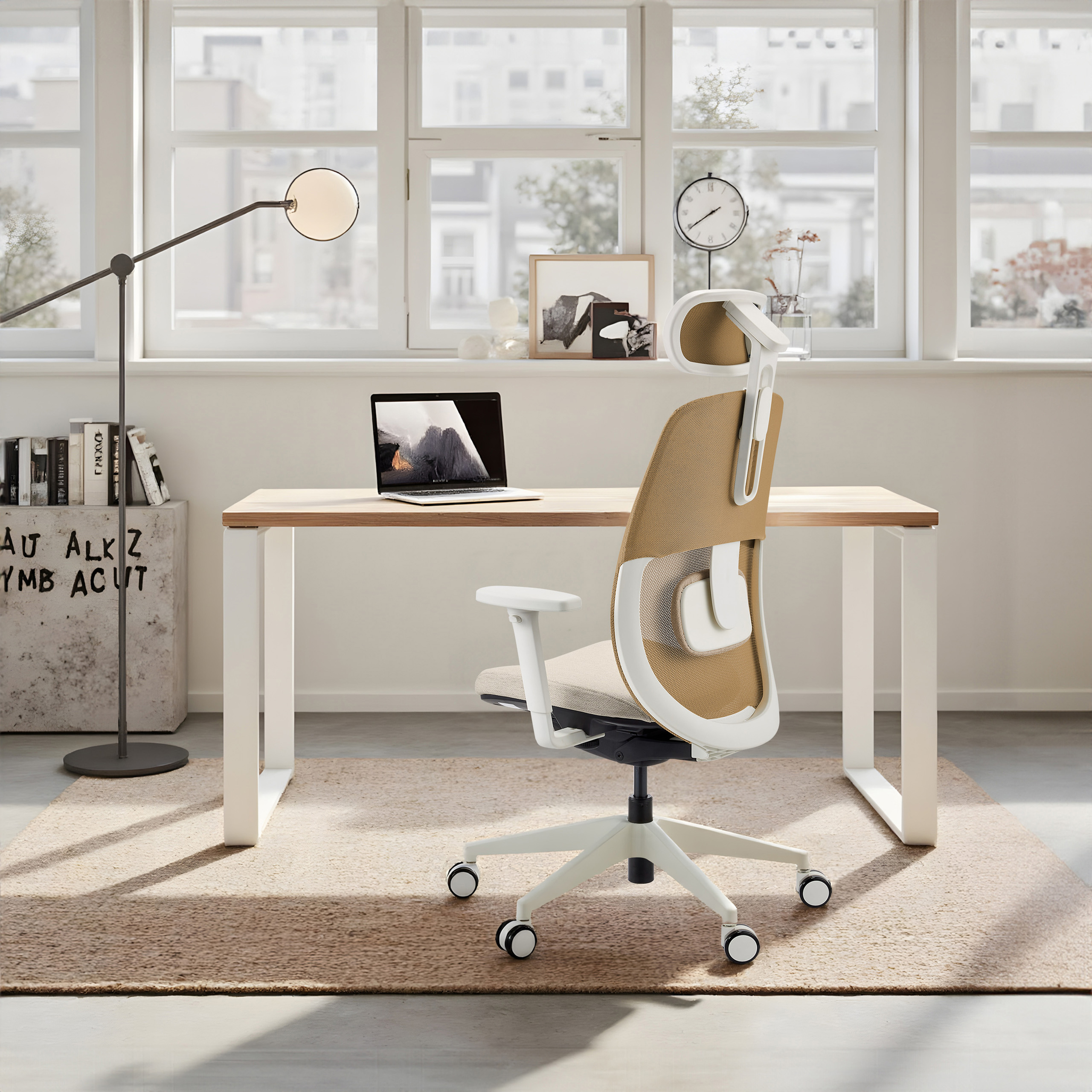Büroszene mit Schreibtisch, Stuhl und Laptop. Eine Lampe und ein Fenster befinden sich im Hintergrund. Neutrale Farben dominieren.