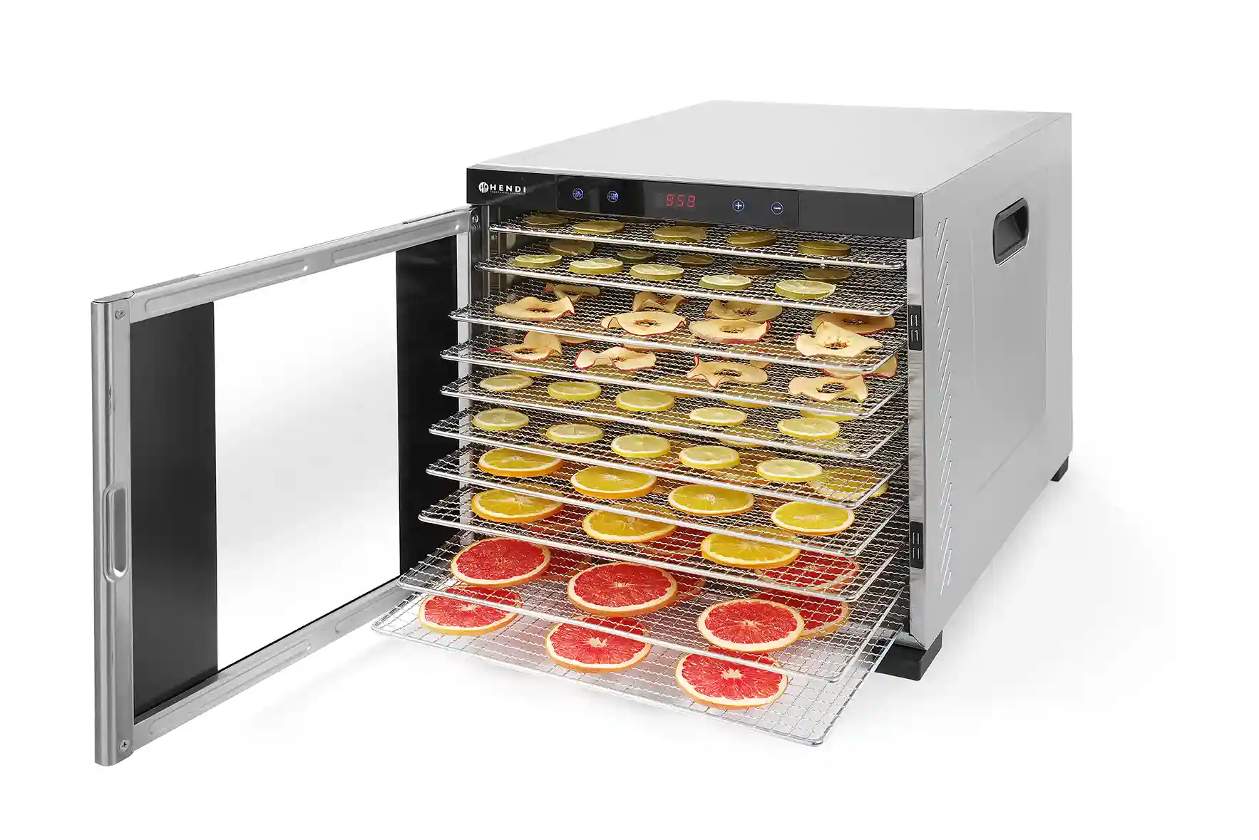 Un déshydrateur alimentaire avec la porte ouverte. À l'intérieur, des plateaux de fruits séchés : pommes, citrons, oranges et pamplemousses. L'appareil est argenté.
