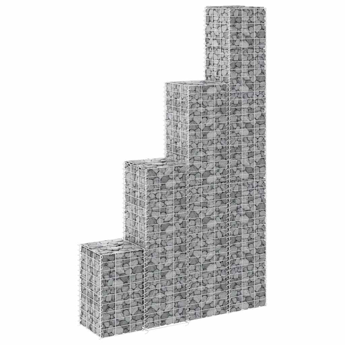 Eine gestufte Gabionenwand aus Drahtgeflecht, gefüllt mit grauen Steinen. Die Wand steigt in vier Stufen vor weißem Hintergrund an.