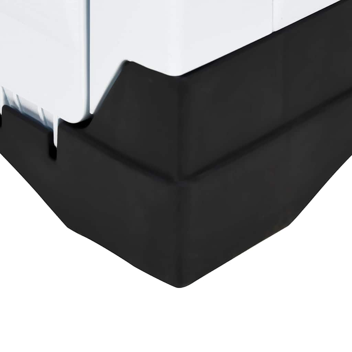Nahaufnahme einer Ecke eines weißen Objekts mit schwarzem Sockel. Der Sockel hat ein eckiges Design und besteht aus Kunststoff.