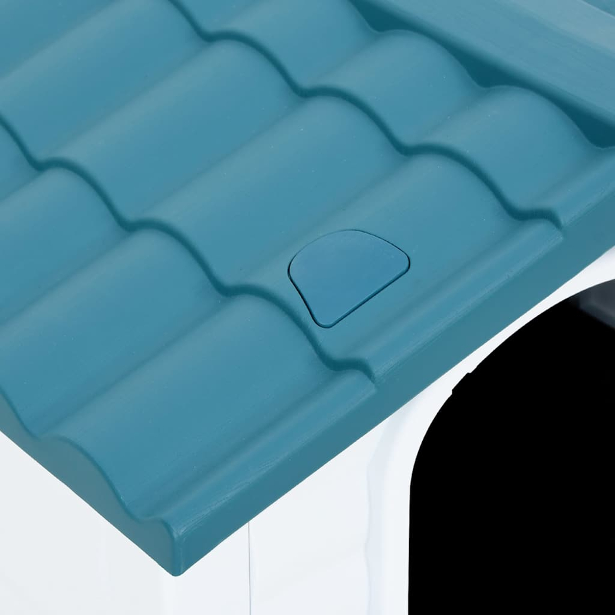 Nahaufnahme eines teal-farbenen Daches eines Spielhauses. Das Dach ist gefliest, mit einem kleinen, abgerundeten Merkmal. Weiße Wand sichtbar.